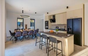 Η κουζίνα ή μικρή κουζίνα στο 5 Bedroom Beautiful Home In Zaton