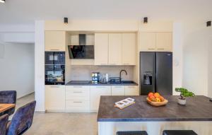 Η κουζίνα ή μικρή κουζίνα στο 5 Bedroom Beautiful Home In Zaton +26 φωτογραφίες