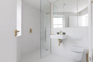 a bathroom with a shower and a toilet and a sink at Lovely 1 Bedroom Apartment Holborn London in London