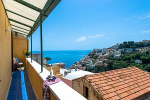 einen Balkon mit Stadtblick in der Unterkunft AMORE RENTALS - Casa Barbera A in Positano