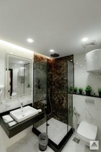 La salle de bains est pourvue d'un lavabo, d'une douche et de toilettes. dans l'établissement Khattab Pyramids View Hotel, au Caire