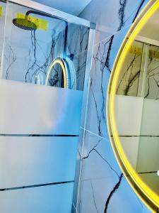 lustro w łazience z niebieskimi kafelkami w obiekcie Appartement moderne vieille ville PARKING GRATUIT w Annecy