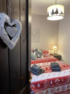una camera con un letto con una coperta rossa di Les Arnauds a Bardonecchia