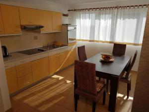 - une cuisine avec une table, des chaises et un évier dans l'établissement Ferienwohnung für 4 Personen in Buici, Istrien, à Buici