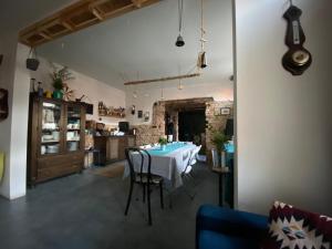 une salle à manger avec une table et des chaises blanches dans l'établissement Apartament maciejoki, à Wejherowo