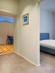 1 dormitorio con 1 cama y 1 mesa con silla en Appartamento Festival 8 en Muralto