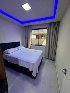 a bedroom with a bed with a blue ceiling at Apartamento no Centro de Nova Friburgo 3 in Nova Friburgo +10 photos