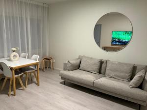 Area tempat duduk di 1 bedroom comfortable top floor apartment in Puotila near metrostation and sea