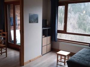 TV a/nebo společenská místnost v ubytování A LOUER-STUDIO-avec accès piscine-ST JEAN D'AULPS COFI-34 - FR-1-573-71