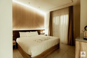 1 dormitorio con cama blanca y ventana en Khattab Pyramids View Hotel en El Cairo