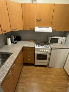 Dapur atau dapur kecil di 1 bedroom comfortable top floor apartment in Puotila near metrostation and sea