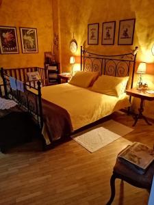 ein Schlafzimmer mit einem großen Bett und zwei Tischen in der Unterkunft B&B Le Fate Del Lago in Lierna