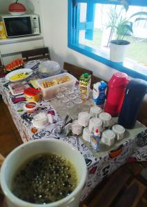 Flow Hostel Juquehy في جوكاي: طاولة عليها وعاء من الطعام