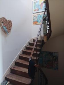 eine Treppe mit einem Herz an der Wand in der Unterkunft Maison familiale en centre-ville in Rochefort