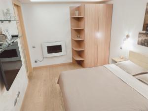 ein Schlafzimmer mit einem Bett und einem Bücherregal in der Unterkunft Luxury apartment in the heart of the capital in Kiew