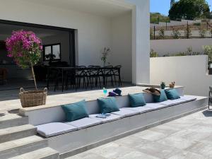 Posezení v ubytování LES VILLAS DU DOMAINE NAPOLEON CORSICA vue mer et piscine