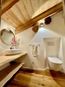 een badkamer met een toilet en een wastafel bij Cà Laura in Brusio