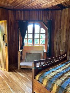 1 dormitorio con 1 cama en una habitación con ventana en Tropical Magnolia, 