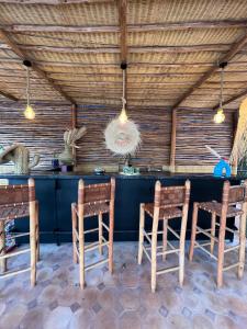 uma sala de jantar com mesa e cadeiras em RIAD YANITRI em Essaouira