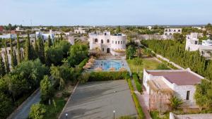 uma vista aérea de uma casa com piscina em RIAD YANITRI em Essaouira