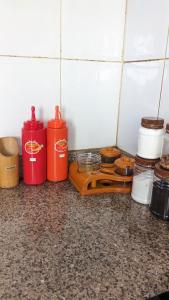 un mostrador de cocina con 2 contenedores rojos en una encimera en Kinyanjui's Homes 001 with WiFi, en Morogoro
