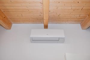 an overhead view of a ceiling with wood at Acogedora Suite con entrada independiente in Masnou