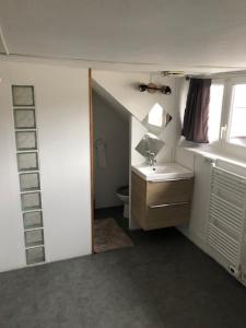 En eller flere senge i et værelse på Maison de ville + 1 billede