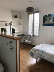 En eller flere senge i et værelse på Maison de ville