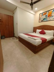 Un ou plusieurs lits dans un hébergement de l'établissement Hotel Beach Crown Juhu
