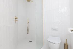 a white bathroom with a toilet and a shower at Superb 1 Bedroom Apartment Holborn London in London