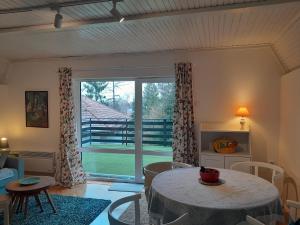 Pine tree cottage的休息区