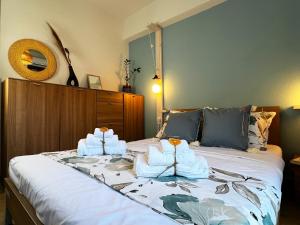 1 dormitorio con 1 cama con toallas en Casa Portokali Chalkidiki, en Nea Potidaea