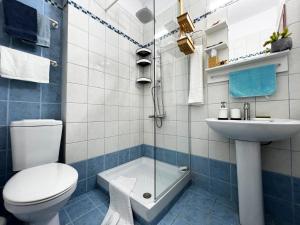 La salle de bains est pourvue de toilettes et d'un lavabo. dans l'établissement Casa Portokali Chalkidiki, à Potidée