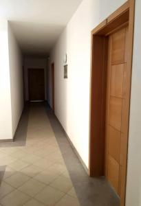 um corredor vazio com uma porta e um piso de azulejo em Center Boa Vista em Sal Rei