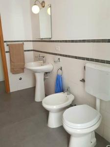 uma casa de banho com um WC e um lavatório em Center Boa Vista em Sal Rei
