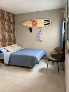 ein Schlafzimmer mit einem Surfbrett, das an der Wand hängt in der Unterkunft Amanecer Isleño Habitaciones in Arrecife