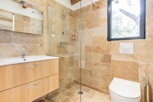 ein Bad mit einem WC, einem Waschbecken und einer Dusche in der Unterkunft Maison exceptionnelle in Roquebrune-Cap-Martin