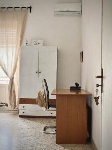 Habitación con escritorio y armario blanco. en Shared apartment in Catania center., en Catania 9 fotos más