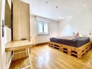 Schlafzimmer mit einem Bett und Holzboden in der Unterkunft Apartment Avanzato in Erfurt