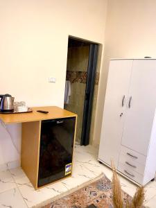eine Küche mit einer Theke und einem Kühlschrank in der Unterkunft 4 Pyramids inn in Kairo