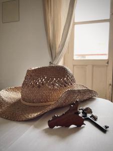 un sombrero de paja y un par de llaves en una mesa en Shared apartment in Catania center., en Catania