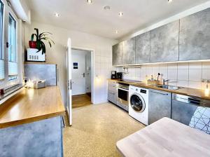 eine Küche mit Waschmaschine und Trockner in der Unterkunft Apartment Avanzato in Erfurt