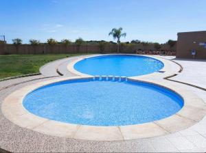 una grande piscina con acqua blu in un cortile di Marina D’Or Jardines Del Mar a Oropesa del Mar