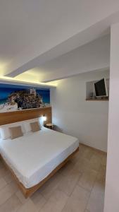A bed or beds in a room at Don Francisco Rooms - TROPEA Még 37 kép