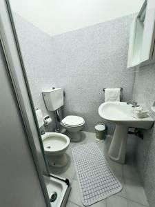 łazienka z toaletą i umywalką w obiekcie Hotel Mediterraneo w mieście Costa Paradiso