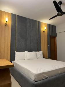 Giường trong phòng chung tại Marigold Accommodations