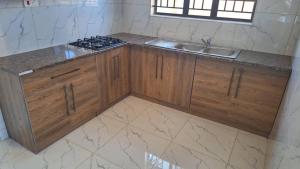 y cocina con fregadero y fogones. en Luxury 3 Bedroom Self Catering Apartment- Masvingo en Masvingo