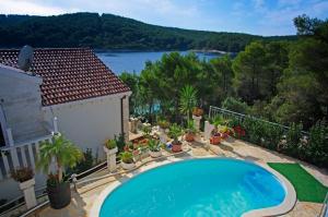 - une piscine en face d'une maison avec vue dans l'établissement Holiday house in Tri Porte Potirna with sea view, terrace, air conditioning, WiFi 39-1, à Potirna