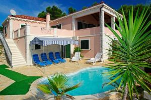 une villa avec piscine et une maison dans l'établissement Holiday house in Tri Porte Potirna with sea view, terrace, air conditioning, WiFi 39-1, à Potirna