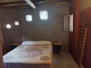 ein kleines Schlafzimmer mit einem Bett und zwei Fenstern in der Unterkunft Hermosa casa amplia y luminosa in Villa Los Aromos + 28 Fotos